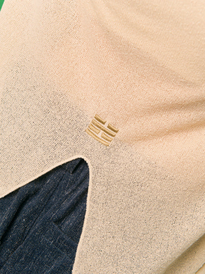 針織上衣 米白 細節（後擺 logo）