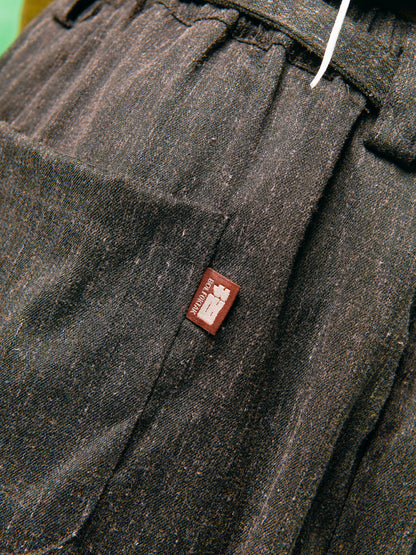 闊腳褲 炭灰 細節（袋 logo）