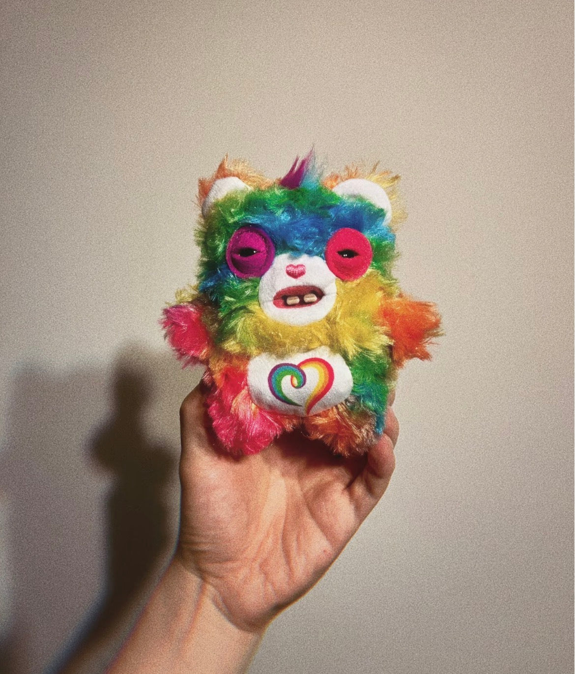 Fuggler x Care Bears (彩虹熊) 的聯名限定吊飾