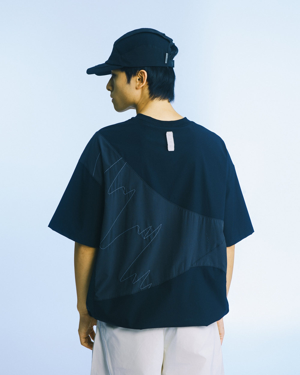 拼接短袖 Tee（深藍） Drift Panel Tee｜模特半身