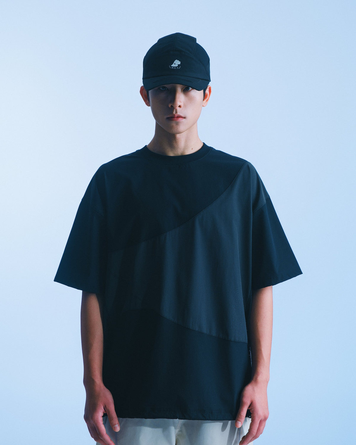 拼接短袖 Tee（深藍） Drift Panel Tee｜模特半身