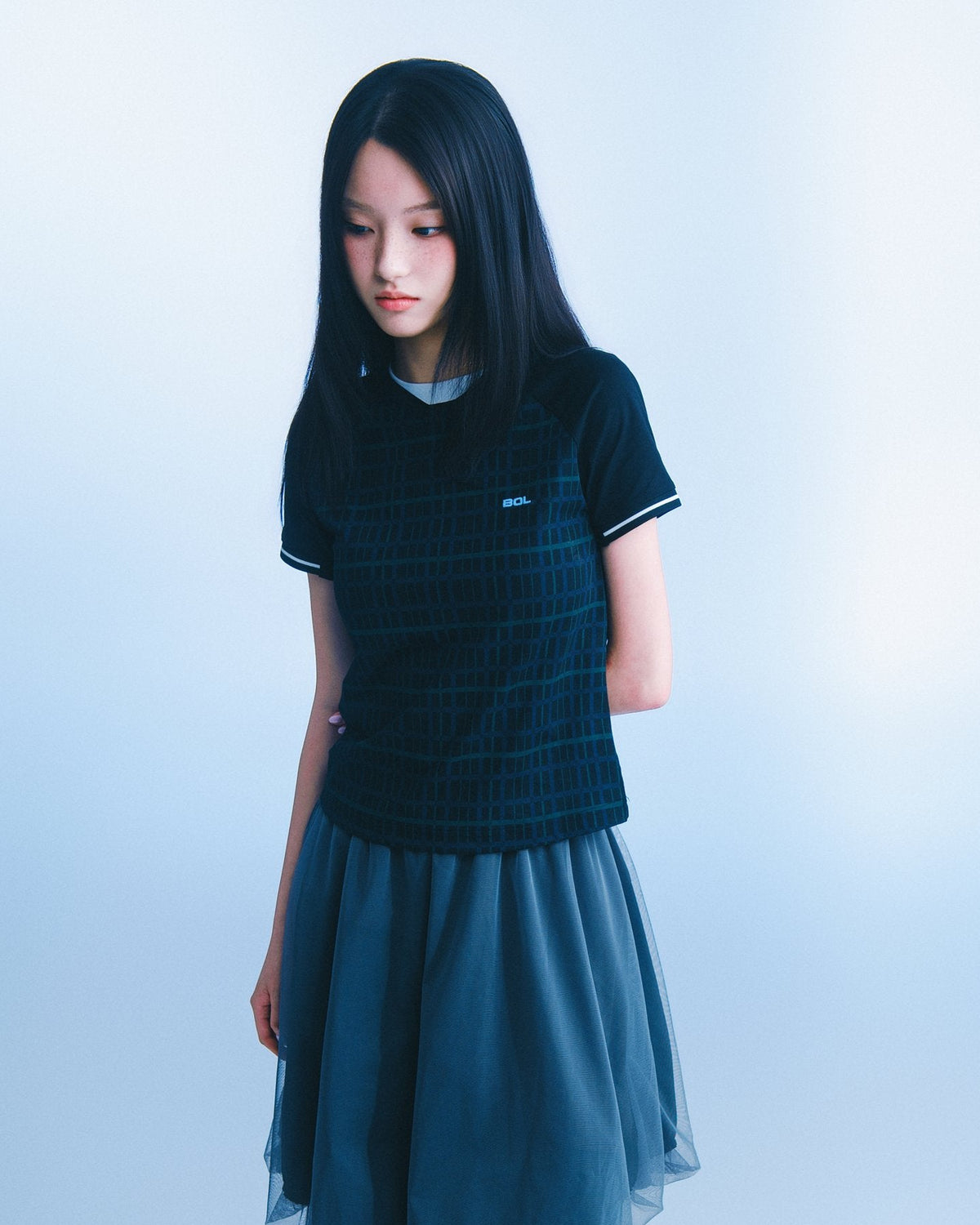 格紋插肩短版 Tee（深藍墨綠格） Plaid Raglan Tee｜模特全身