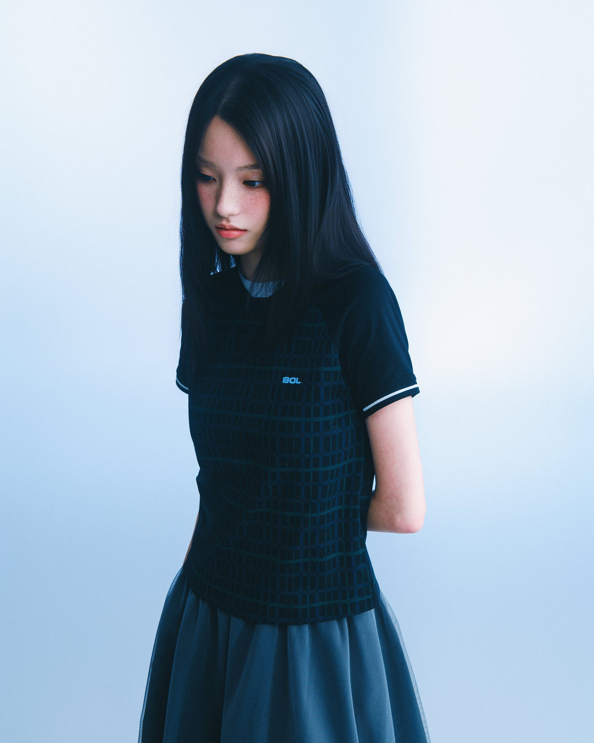 格紋插肩短版 Tee（深藍墨綠格） Plaid Raglan Tee｜模特半身