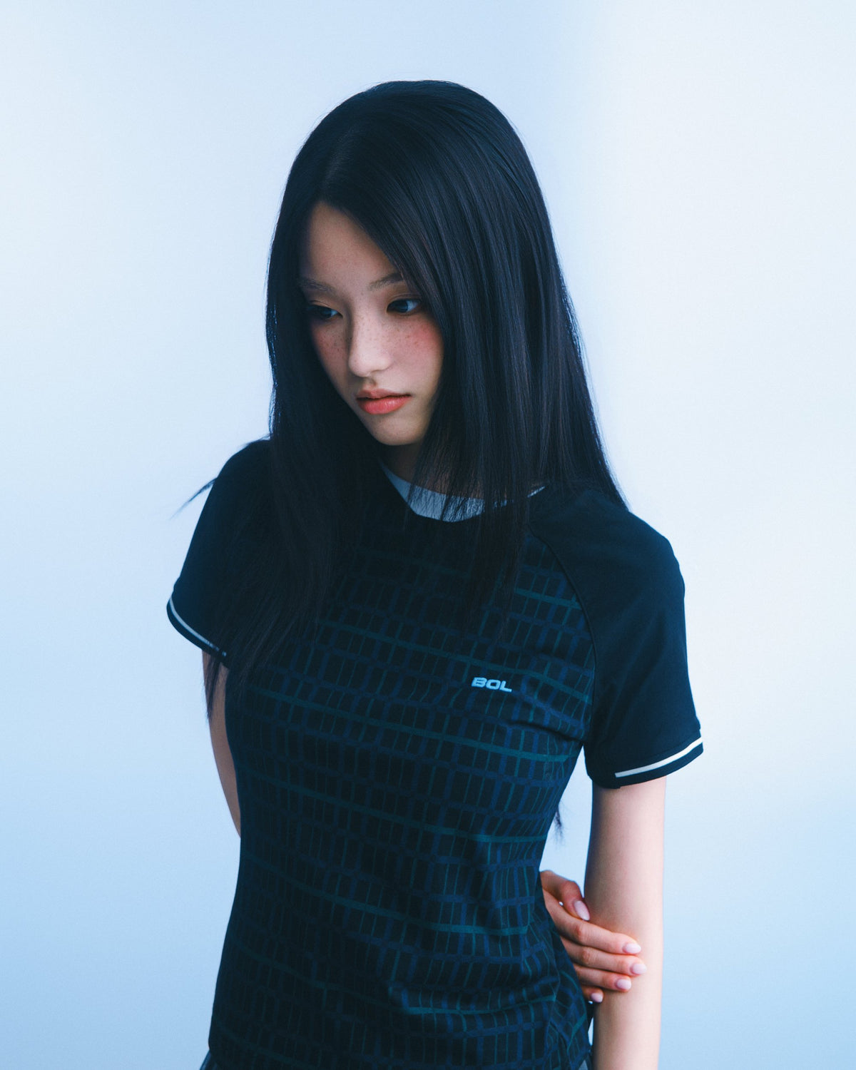 格紋插肩短版 Tee（深藍墨綠格） Plaid Raglan Tee｜模特半身