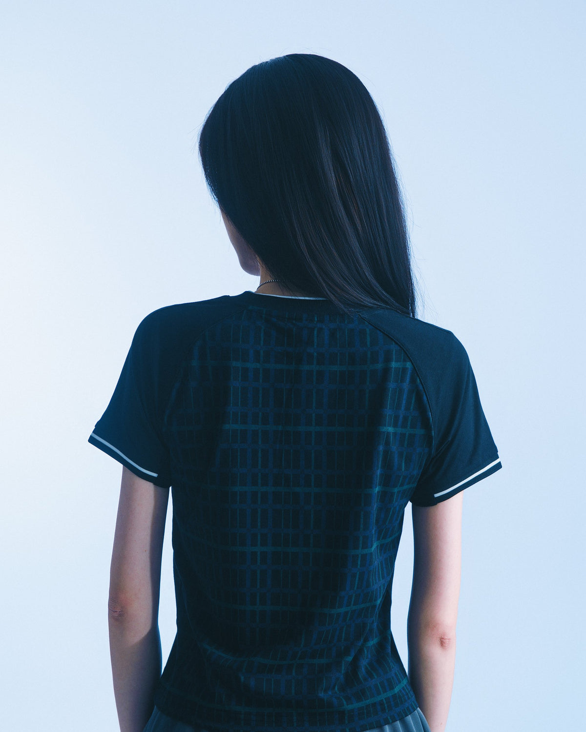 格紋插肩短版 Tee（深藍墨綠格） Plaid Raglan Tee｜模特半身