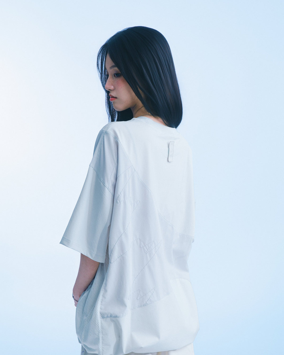 拼接短袖 Tee（淺灰） Drift Panel Tee｜模特半身