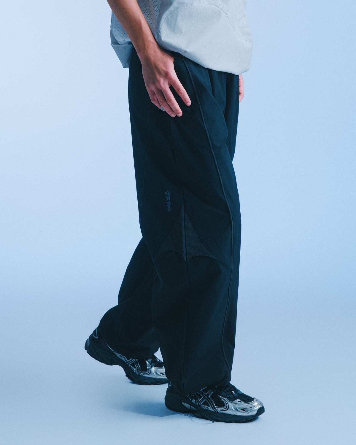海覺刺繡闊腳褲（黑） Drift Wide Pants｜模特半身