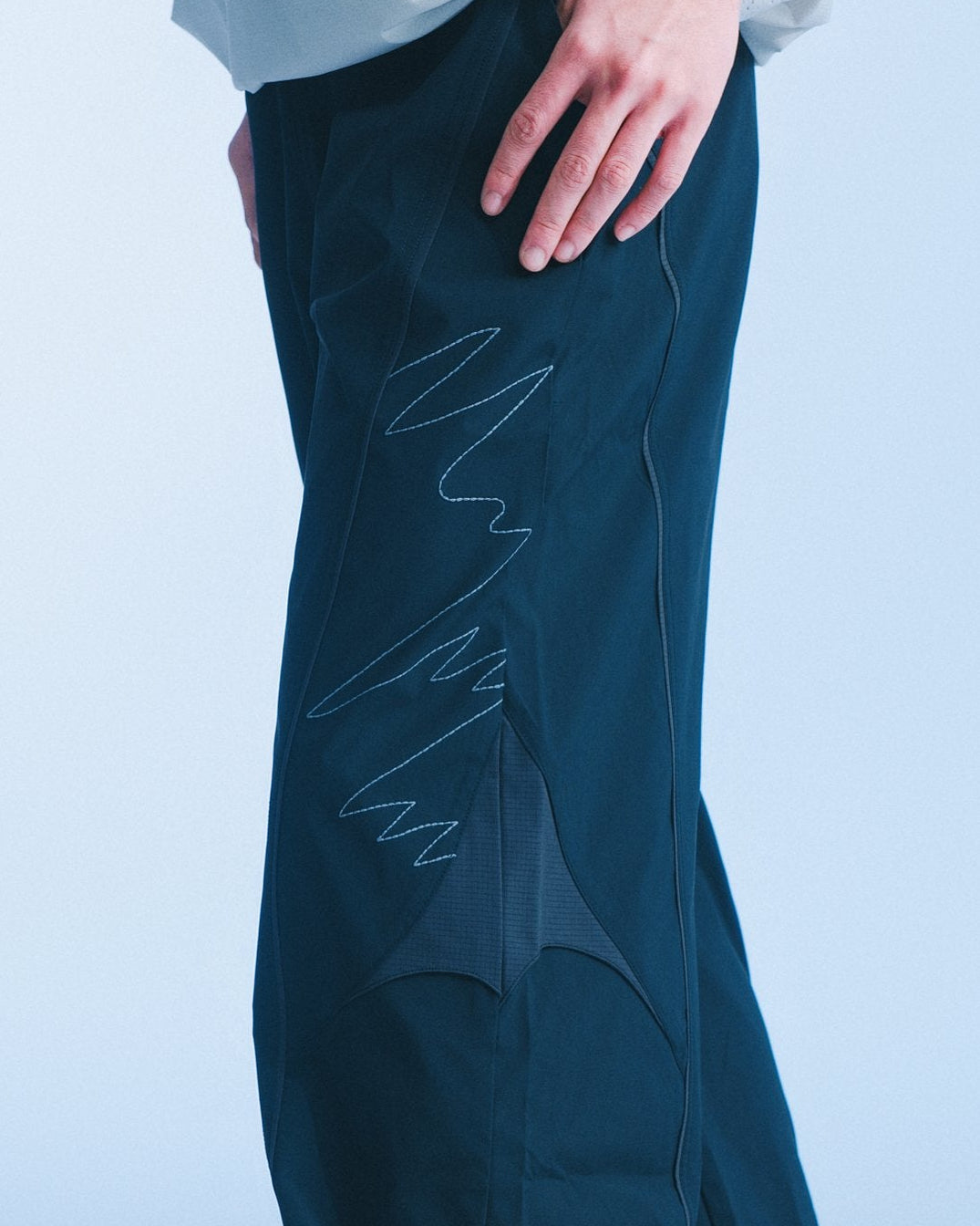 海覺刺繡闊腳褲（黑） Drift Wide Pants｜模特半身