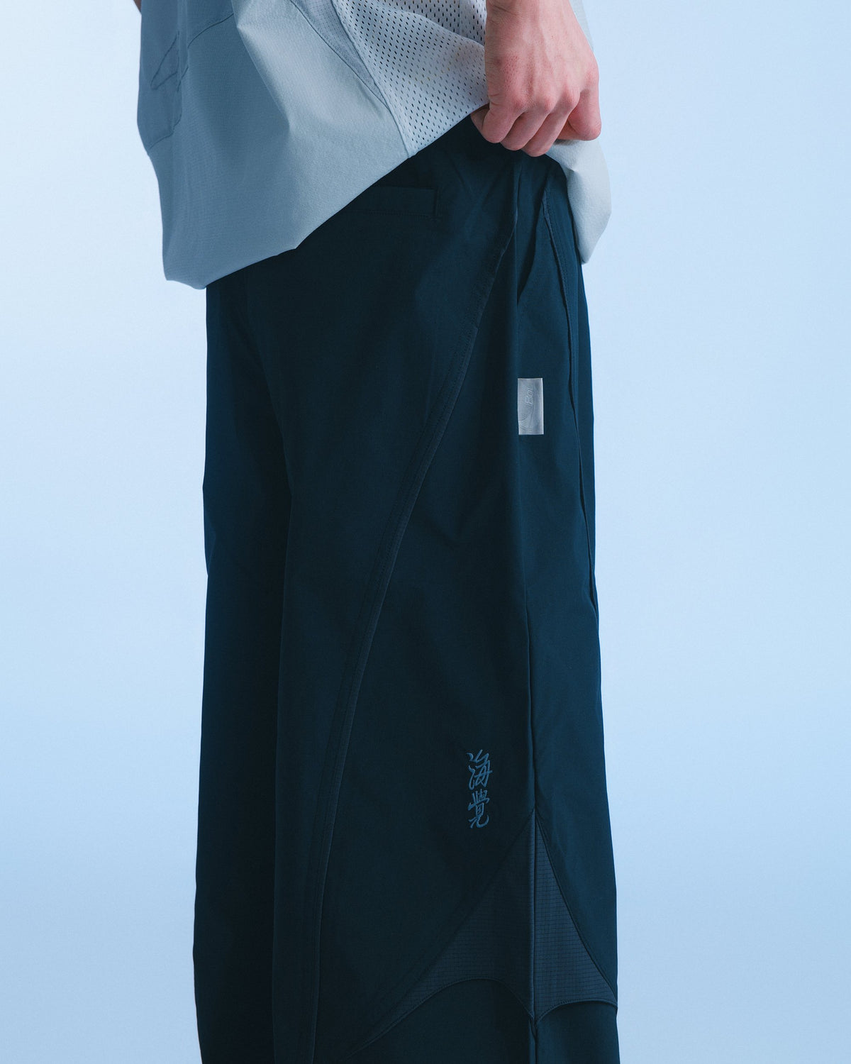 海覺刺繡闊腳褲（黑） Drift Wide Pants｜模特半身