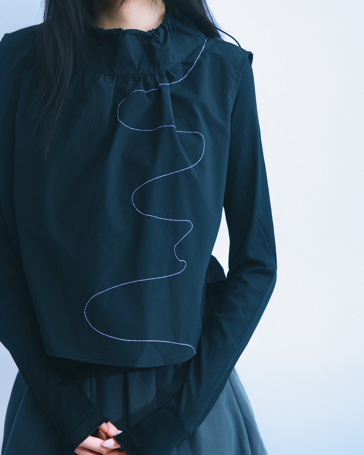 海覺刺繡抽繩背心（黑） A-Má Drawstring Vest｜模特半身