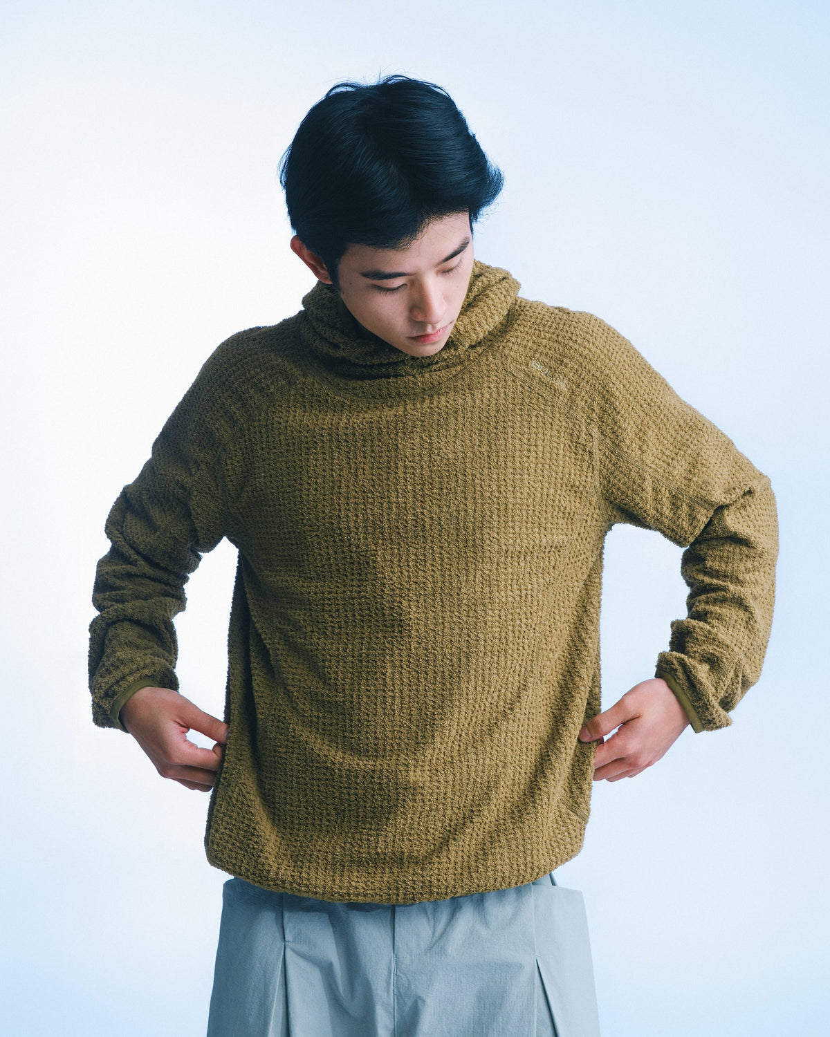 華夫格高領連帽衫（橄欖綠） Waffle Knit Hoodie｜模特半身