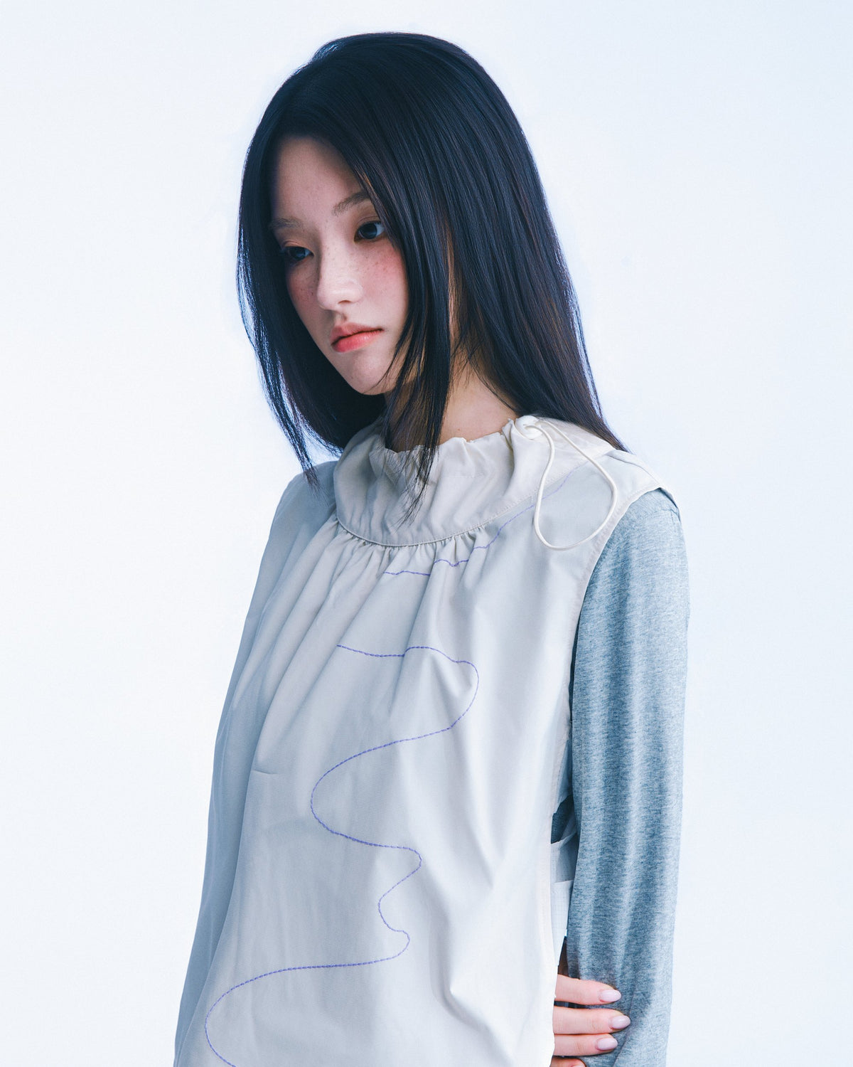 海覺刺繡抽繩背心（米白） A-Má Drawstring Vest｜模特半身