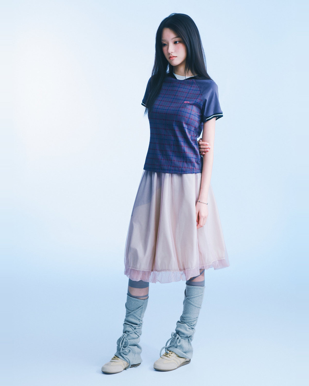 格紋插肩短版 Tee（深藍紅藍格） Plaid Raglan Tee｜模特全身