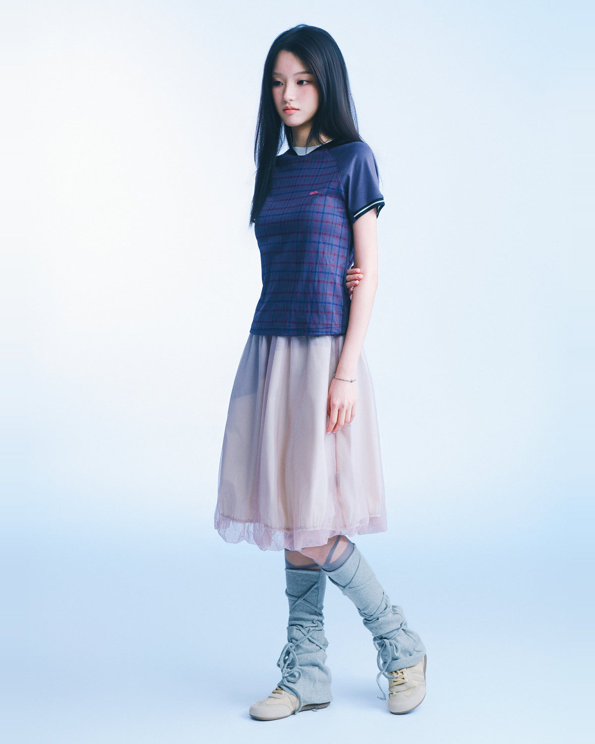 格紋插肩短版 Tee（深藍紅藍格） Plaid Raglan Tee｜模特全身