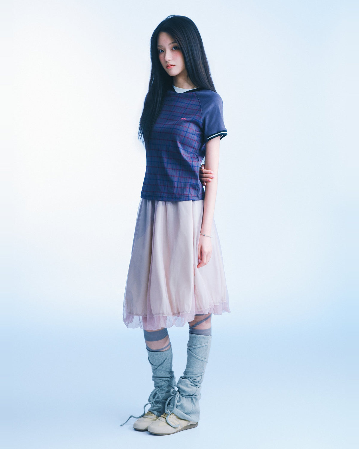 格紋插肩短版 Tee（深藍紅藍格） Plaid Raglan Tee｜模特全身