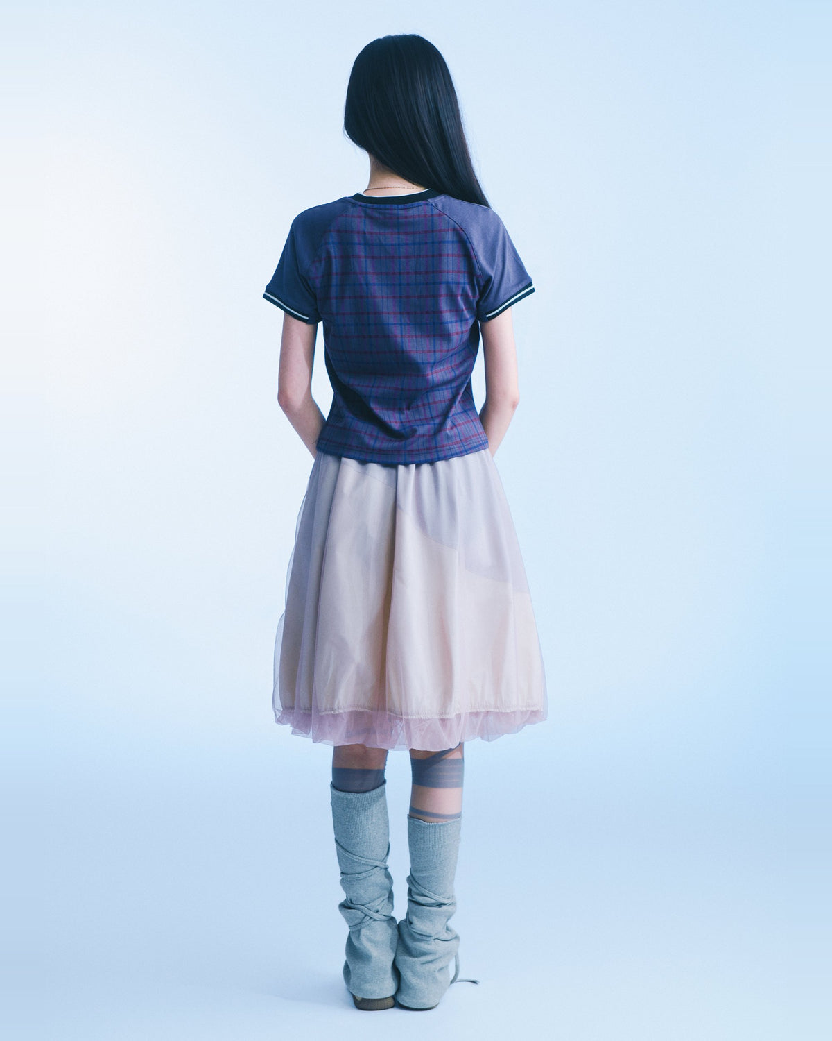 格紋插肩短版 Tee（深藍紅藍格） Plaid Raglan Tee｜模特全身