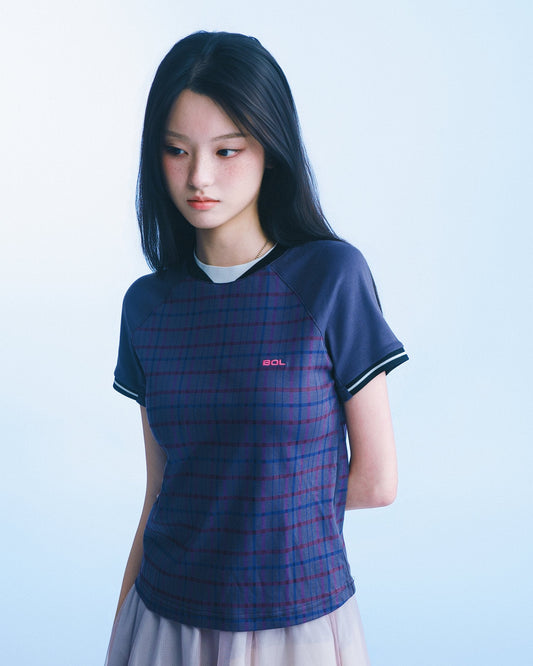 格紋插肩短版 Tee（深藍紅藍格） Plaid Raglan Tee｜模特半身