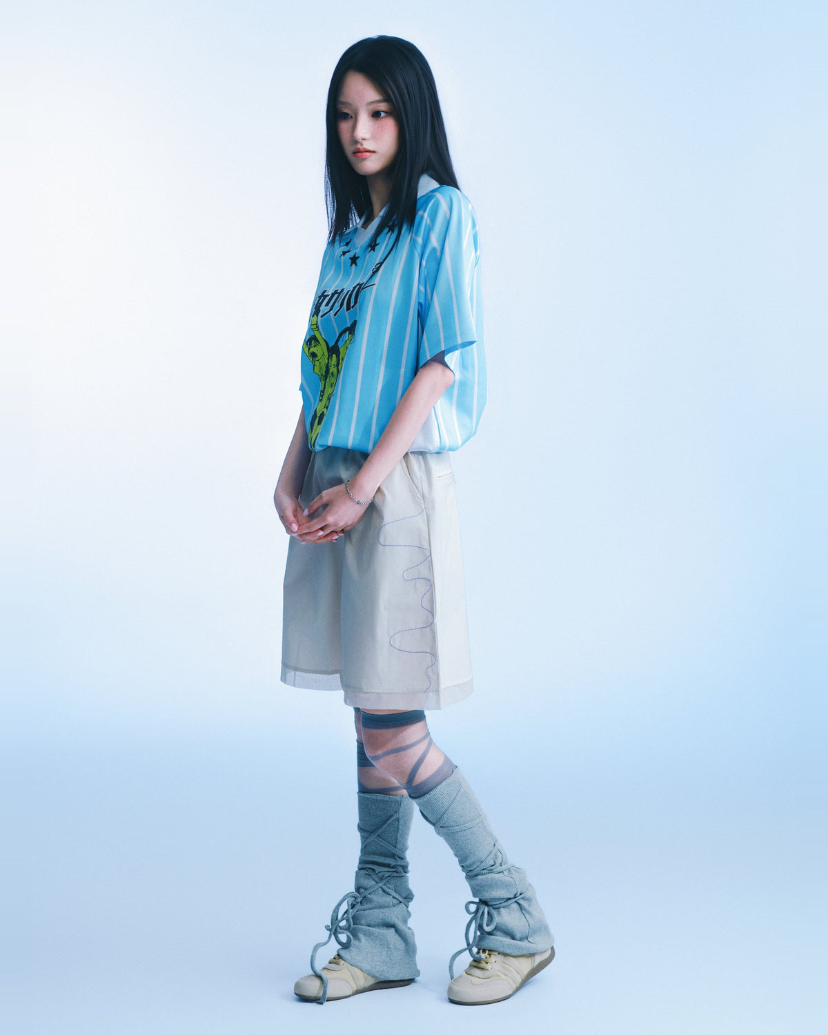 少女的足球夢球衣 淺藍版 model 全身（BOL × MICROWAVE STUDIO × GZP 聯名）